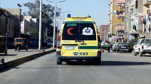 كانت بتعدى الطريق.. سيارة تدهس...