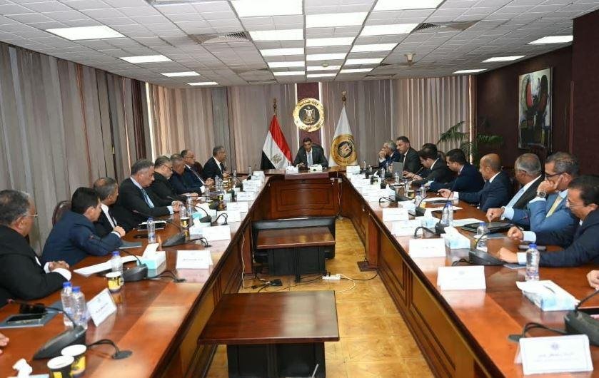 وزير الصناعة يبحث سبل النهوض ب...
