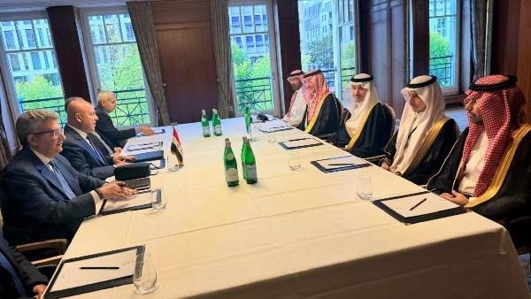 وزير النقل يبحث مع نظيره السعودي سبل تعزيز التعاون في مجالات النقل واللوجستيات والربط البحري.. صور