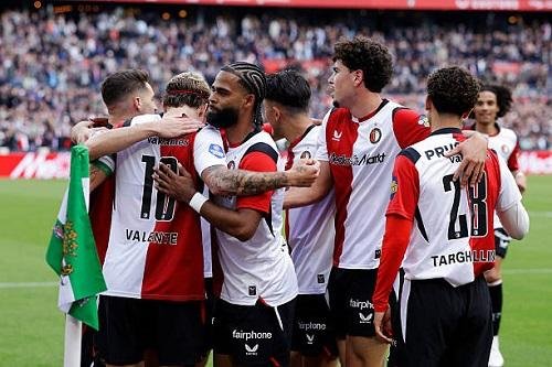 فينورد يعتلي قمة الدوري الهولندي مؤقتا بعد فوز كاسح