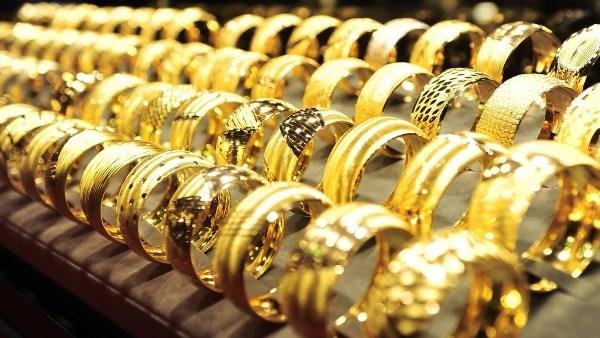 الذهب يتحرك في نطاق ضيق قبل قرار الفائدة.. وتراجع الصادرات 44%
