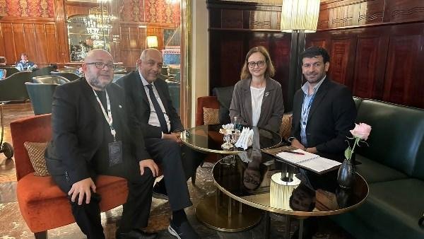 مباحثات مصرية روسية حول آفاق وإمكانيات الاستفادة من خبرات المسرح الكبير للعرائس في بطرسبورج
