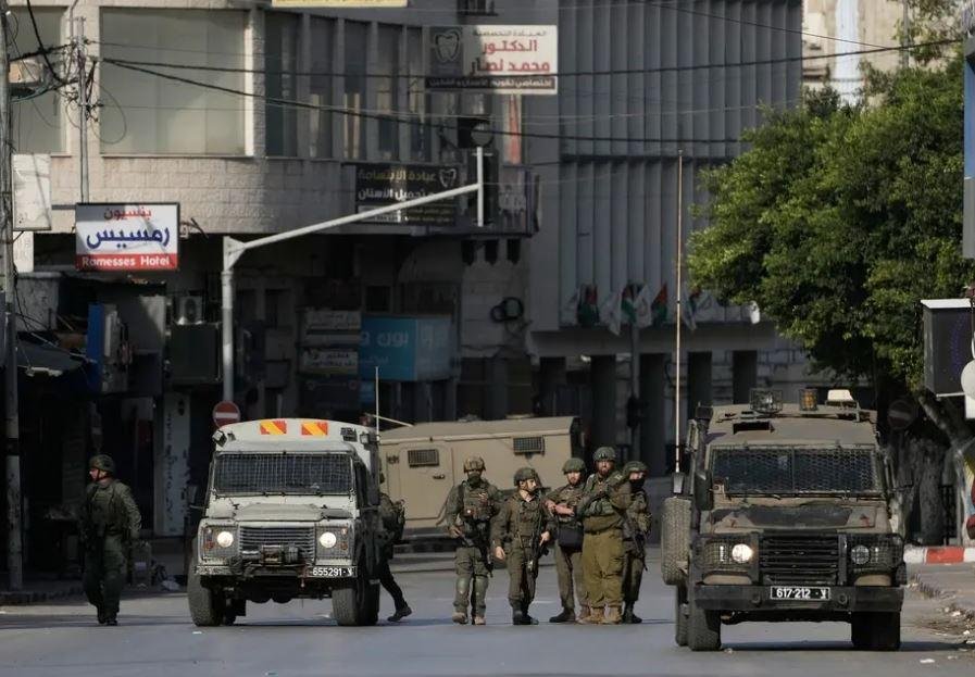 الضفة.. إسرائيل تفرض حظر التجول على أكثر من 2500 فلسطيني بالخليل