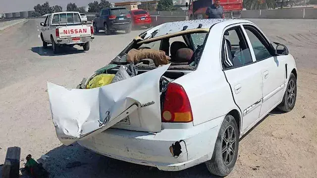 انقلاب أجرة واحتجاز سائقها.. إ...