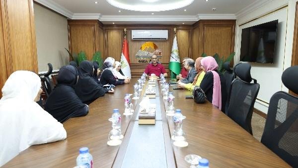 محافظ الجيزة يستقبل المستفيدات من رحلات العمرة المجانية المقدمة من صندوق «تحيا مصر»