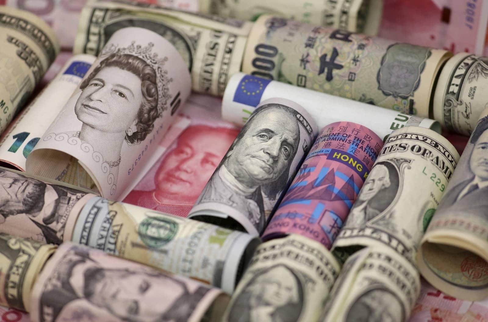 سعر الدولار يتجاوز 52 جنيهًا.. تعرف على أسعار العملات الأجنبية أمام الجنيه