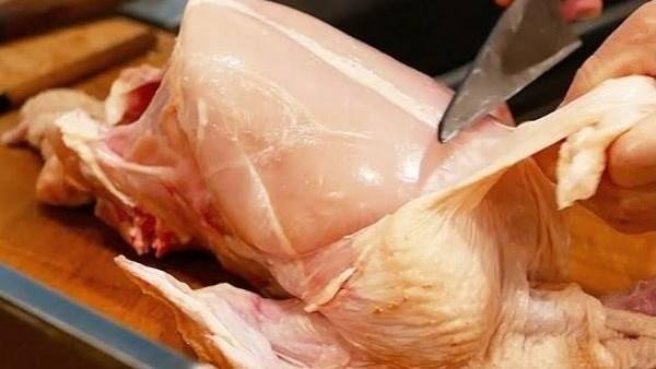 قبل تخزين الفراخ في الفريزر.. 5 أخطاء تفسد طعمها.. خطوات إتمام العملية بطريقة صحيحة