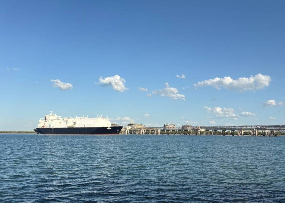 Australia softens gas reserve...