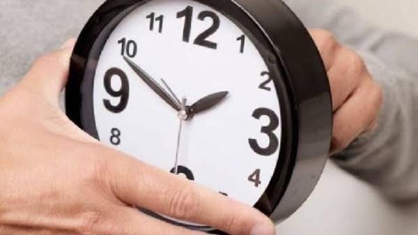 بعد تغيير الساعة.. كيف تنظم الأم مواعيد نوم الأطفال والاستيقاظ للمدرسة؟