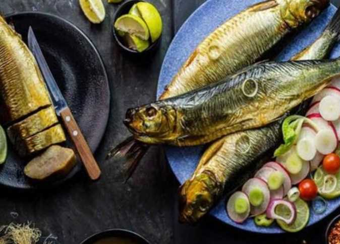 قبل العيد.. أضرار الإفراط في تناول الرنجة وما هي علامات فسادها؟