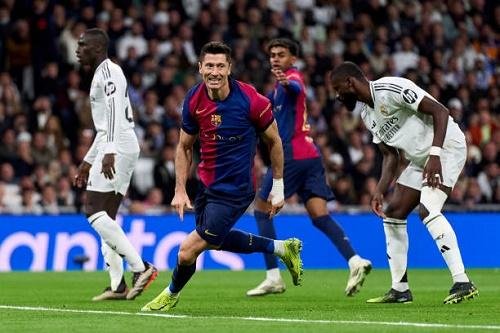 مارتينيز مونويرا يقترب من إدارة كلاسيكو برشلونة وريال مدريد