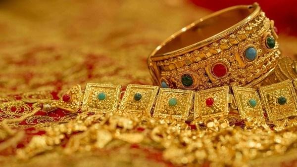 تراجع الدولار وعطلة البورصة العالمية يدعمان استقرار الذهب في مصر
