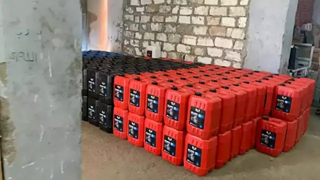 ضبط مصنع زيوت غير مرخص و2 طن م...