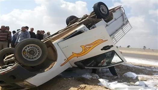 إصابة 28 عاملا في انقلاب سيارة...