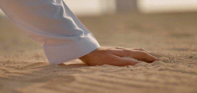 حكم من تيمم وصلى ثم وجد الماء.. هل يجب عليه إعادة الصلاة؟