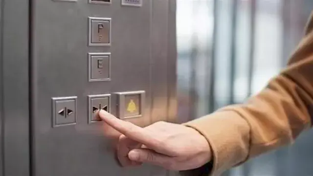 كواليس إنقاذ لواء بالمعاش احتجز داخل أسانسير عقار في بنها