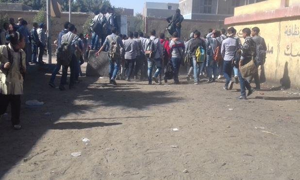 ضبط طالب لاتهامه بالتشاجر مع أصدقائه والتعدي عليهم بسلاح أبيض أمام مدرسة بالإسماعيلية