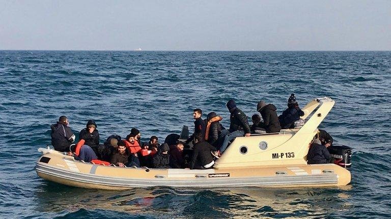 تليجراف: فرنسا تعزز انتشار شرطة مكافحة الشغب لوقف قوارب المهاجرين إلى بريطانيا