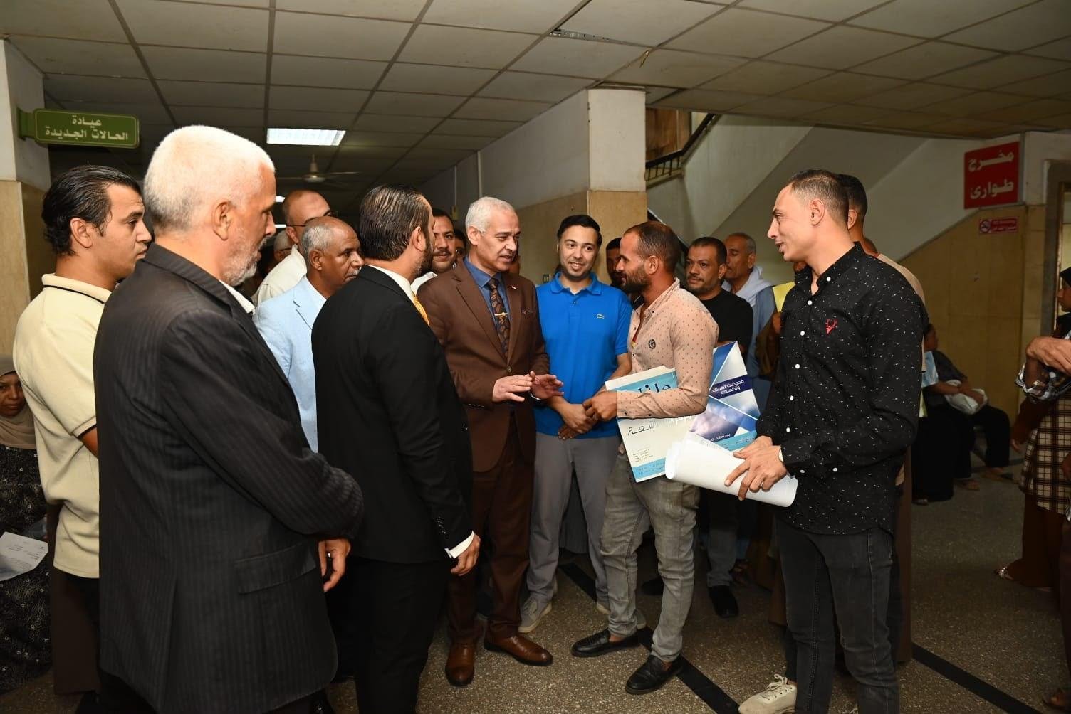 رئيس جامعة أسيوط يتفقد العيادات الخارجية بمعهد جنوب مصر للأورام ويتابع منظومة صرف الأدوية