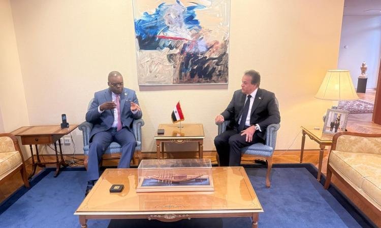 وزير الصحة يلتقي مدير المركز الأفريقي لمكافحة الأمراض لبحث تعزيز التعاون الصحي بالقارة