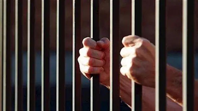 هددها بسلاح أمام طفلها.. حبس س...
