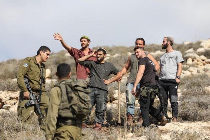 الخارجية الفلسطينية تدين جرائم الاحتلال والمستوطنين بحق المزارعين الفلسطينيين خلال موسم قطف الزيتون
