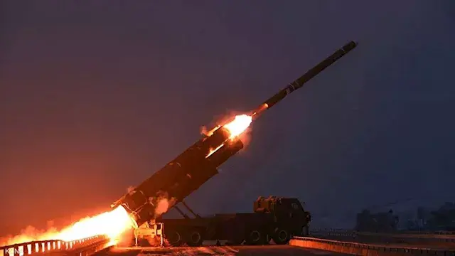 بصاروخ باليستي.. مقتل وإصابة 8 أشخاص إثر هجوم روسي على كييف
