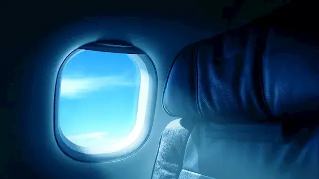 من يحق له الجلوس على المقعد خلف الطيارين بالطائرة؟