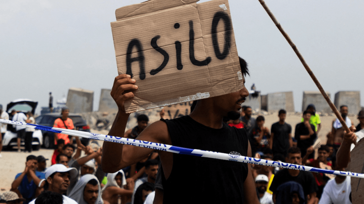 Moroccan migrants stage sit-in...