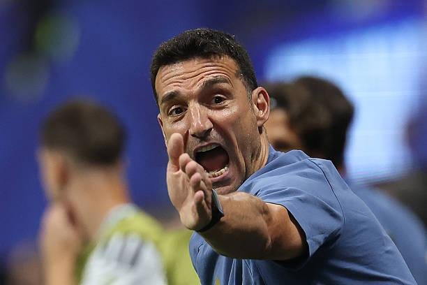 تطور جديد بشأن مستقبل سكالوني مع منتخب الأرجنتين