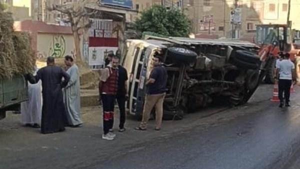 انقلاب سيارة نصف نقل أمام مدرسة بشارع صبري ابو علم بالمنوفية