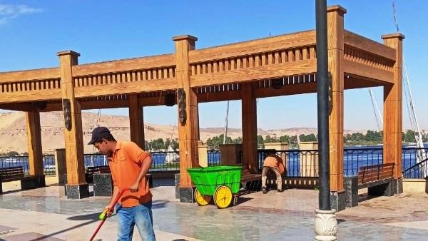 حملات مكبرة بمختلف أحياء وقرى أسوان لرفع كفاءة الخدمات وتحسين مستوى النظافة والإنارة