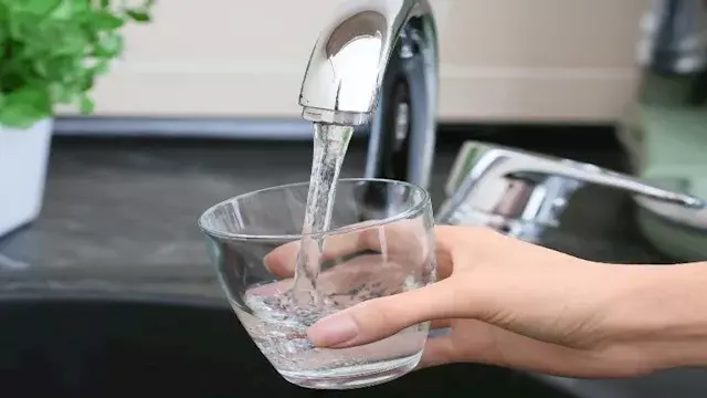 هل شرب الماء أثناء الأكل يضر ا...