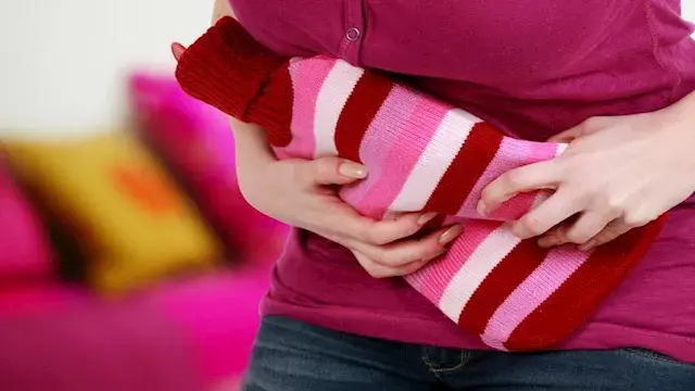أعراض تشبه آلام الدورة.. قد تكشف عدوى منقولة جنسيًا