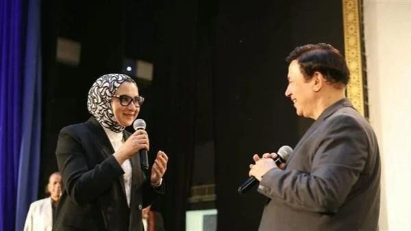محافِظ الوادي الجديد تشهد عروضًا فنية على مسرح سينما هيبس بالخارجة