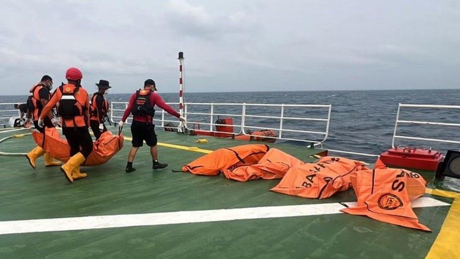 غواصون ينتشلون 52 جثة بعد انقلاب عبارة في إندونيسيا