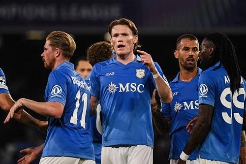 نابولي يحقق فوزه الأول في دوري أبطال أوروبا بعد مهرجان أهداف