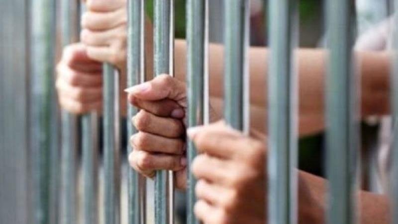حبس أم وعشيقها 4 أيام بتهمة تعذيب وقتل طفلها في البحيرة