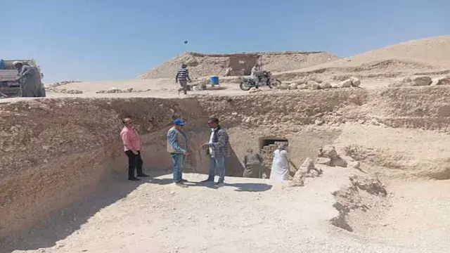 قطع أثرية متناثرة تتحول إلى صر...