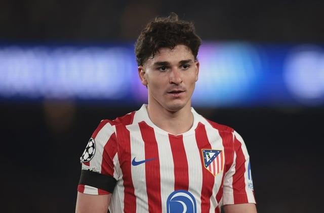 ألفاريز يعتذر لجماهير أتلتيكو مدريد عن رغبته في الانتقال إلى برشلونة