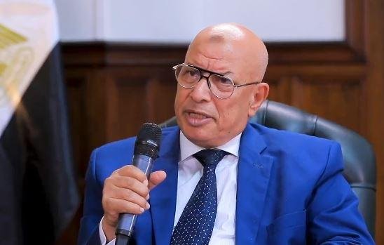 رئيس القابضة لمياه الشرب: خروج أسماك صغيرة من الحنفية شائعات غير منطقية وافتراء.. وأحفادي بيشربوا منها