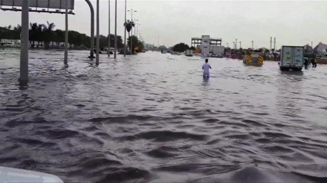 أمطار غزيرة تغرق إسطنبول وتتسبب في تعليق الدراسة