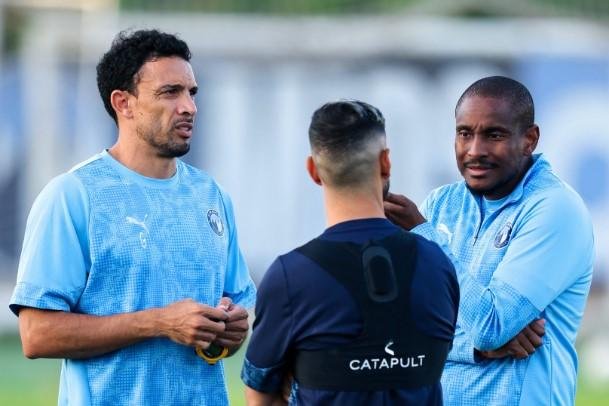 موكوينا يكافئ لاعبي بيراميدز بعد الفوز على القناة في كأس عاصمة مصر