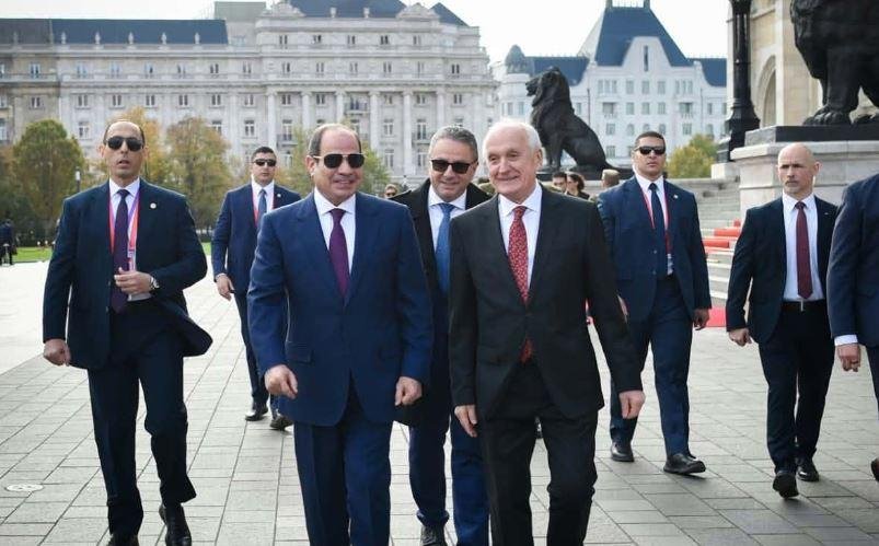 السيسي يلتقي نظيره المجري في بودابست ويؤكد أهمية تعزيز الشراكة الاستراتيجية بين البلدين