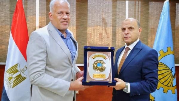 محافظ الغربية يكرم اللواء حسين حنفي تقديرًا لعطائه في دعم شباب المحافظة