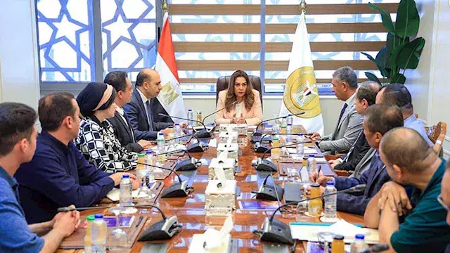 وزيرة التنمية المحلية تبحث مع شركات النظافة بالقاهرة والإسكندرية تحسين مستوى الخدمة
