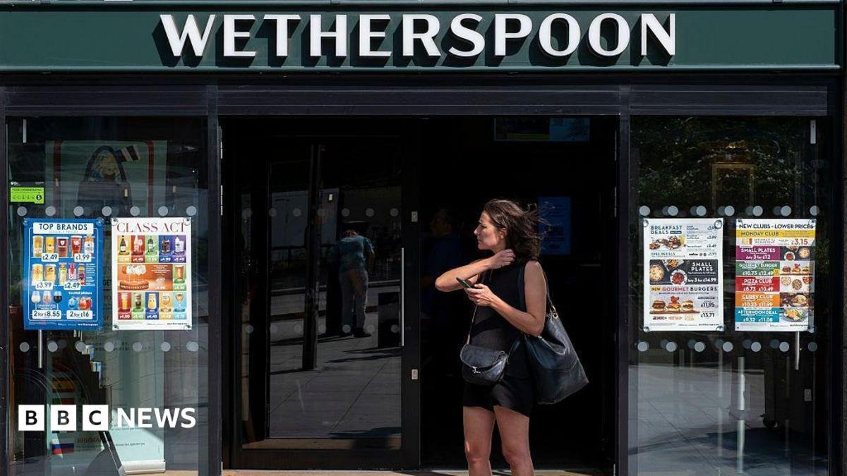 Wetherspoons bans customers pl...