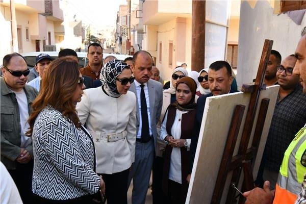 وزيرة التنمية المحلية ومحافظ الوادي الجديد تتفقدان أعمال تطوير الموقف الإقليمي بالخارجة