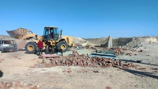 إزالة سور مخالف على أرض أملاك الدولة بمساحة 600 متر في الغردقة