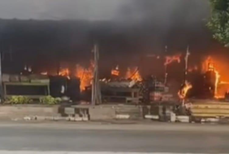 نشوب حريق هائل في منفذ مواد غذ...